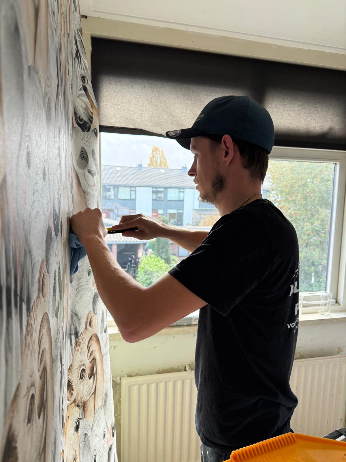 Professionele klusjesman aan het werk